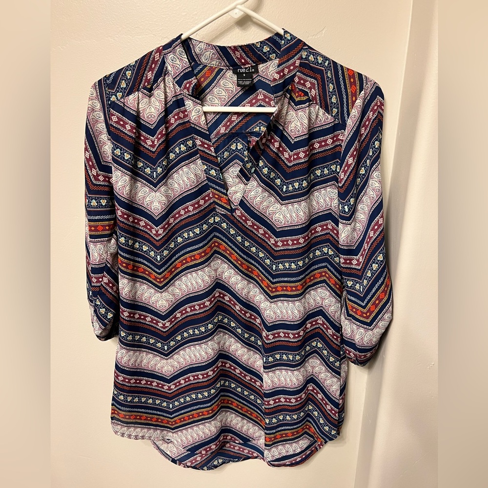 RUE 21 Womens Paisley Chevron BLOUSE - Size SMALL - 3/4 Sleeve Hi Low V-Neck.